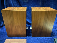 Полочные акустические системы Leak Sandwich 150 Цвет: Орех [WALNUT]