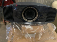 Кинотеатральный 4K проектор Sony VPL-VW590ES (черный)