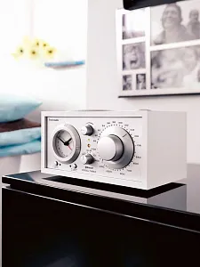 Радиоприемник с часами Tivoli Model Three BT Цвет: Белый [White]